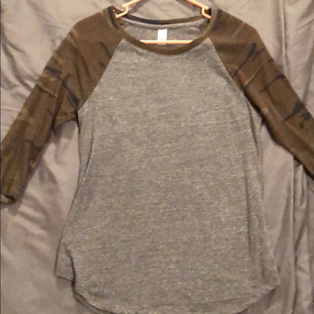 3/4 sleeves camo shirt. Soft & lightweight
